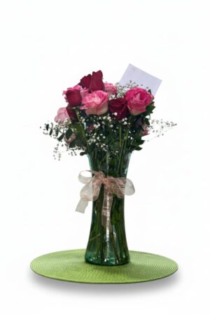 Rosas rojas con rosas pastel