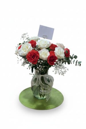 Rosas rojas y blancas